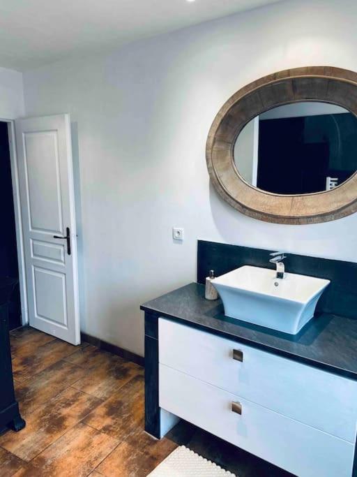 Maison Climatisee Avec Stationnement Et Wifi Bram Ngoại thất bức ảnh