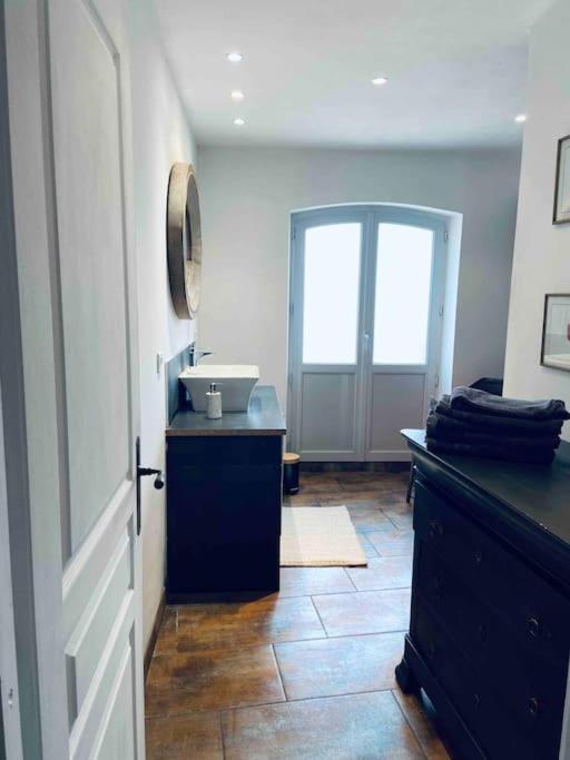 Maison Climatisee Avec Stationnement Et Wifi Bram Ngoại thất bức ảnh
